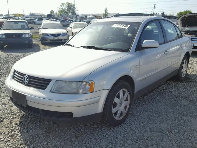 WVWMA23B0YP178761 - 2000 VOLKSWAGEN PASSAT GLS SILVER photo 2