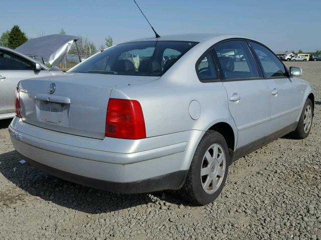 WVWMA23B0YP178761 - 2000 VOLKSWAGEN PASSAT GLS SILVER photo 4