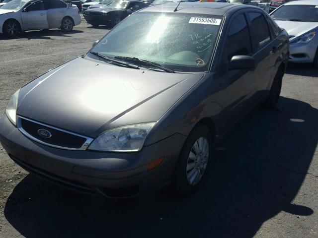 1FAFP34N65W106430 - 2005 FORD FOCUS ZX4 GRAY photo 2
