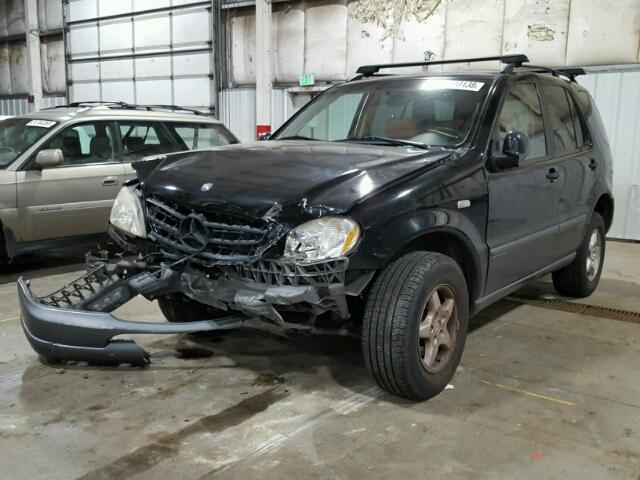 4JGAB54E0WA037260 - 1998 MERCEDES-BENZ ML 320 BLACK photo 2