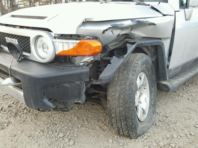 JTEBU11F970047202 - 2007 TOYOTA FJ CRUISER SILVER photo 9