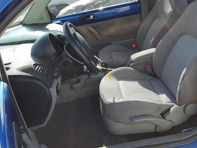 3VWCR31C24M413664 - 2004 VOLKSWAGEN NEW BEETLE 蓝色 照片 5