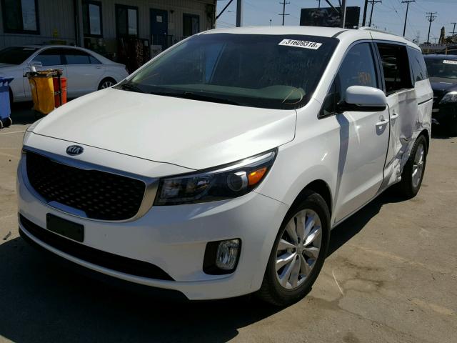 KNDMC5C12F6046073 - 2015 KIA SEDONA EX WHITE photo 2