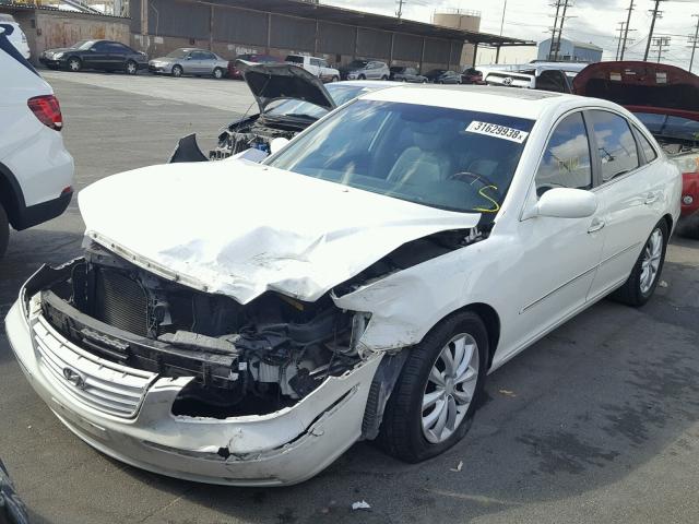 KMHFC46F36A094135 - 2006 HYUNDAI AZERA SE WHITE photo 2