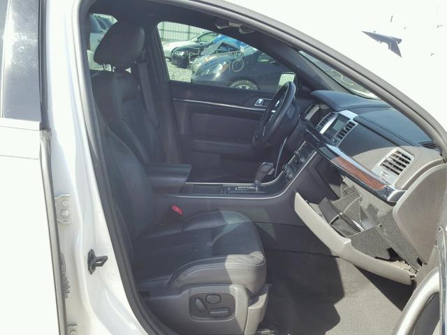 1LNHM93R59G629422 - 2009 LINCOLN MKS WHITE photo 5