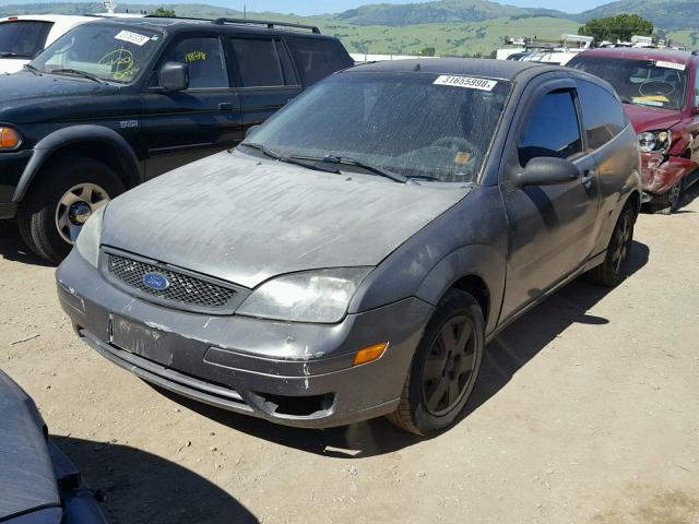 1FAFP31N57W163838 - 2007 FORD FOCUS ZX3 GRAY photo 2