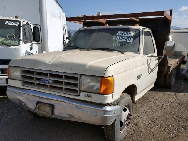 1FDKF37HXKKB13915 - 1989 FORD F350 WHITE photo 2