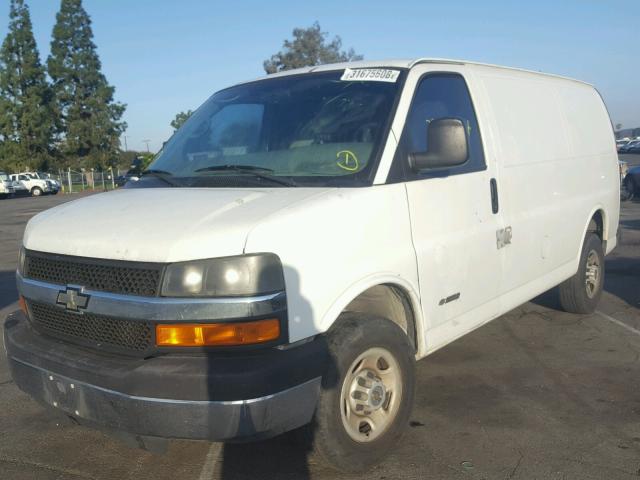 1GCGG25V341207136 - 2004 CHEVROLET EXPRESS G2 WHITE photo 2