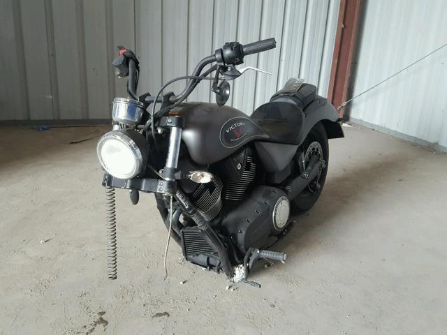 5VPLB36N3F3044594 - 2015 VICTORY MOTORCYCLES GUNNER Grafit foto 2