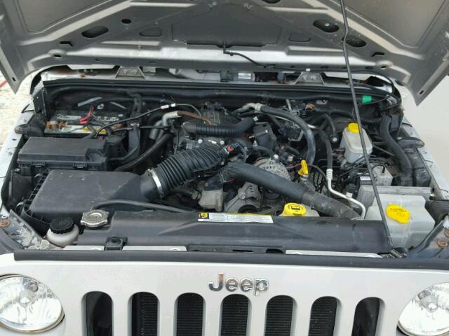 1J4BA3H17BL507770 - 2011 JEEP WRANGLER U SILVER photo 7