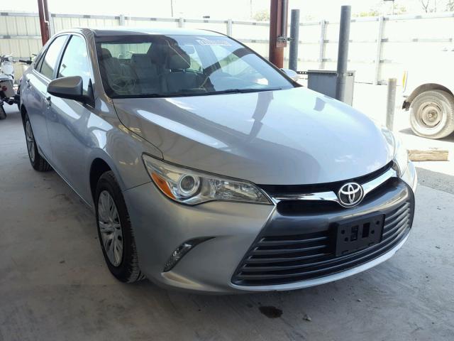 4T1BF1FK6FU986525 - 2015 TOYOTA CAMRY LE ვერცხლისფერი ფოტო 1