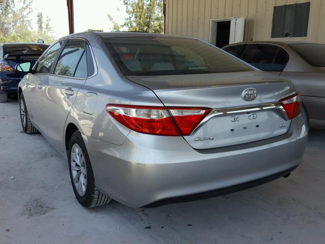 4T1BF1FK6FU986525 - 2015 TOYOTA CAMRY LE ვერცხლისფერი ფოტო 3