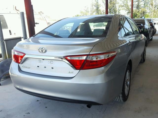 4T1BF1FK6FU986525 - 2015 TOYOTA CAMRY LE ვერცხლისფერი ფოტო 4