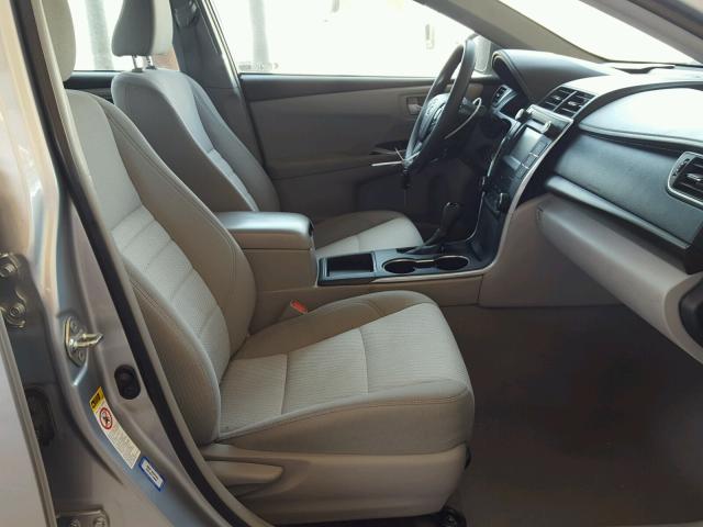 4T1BF1FK6FU986525 - 2015 TOYOTA CAMRY LE ვერცხლისფერი ფოტო 5