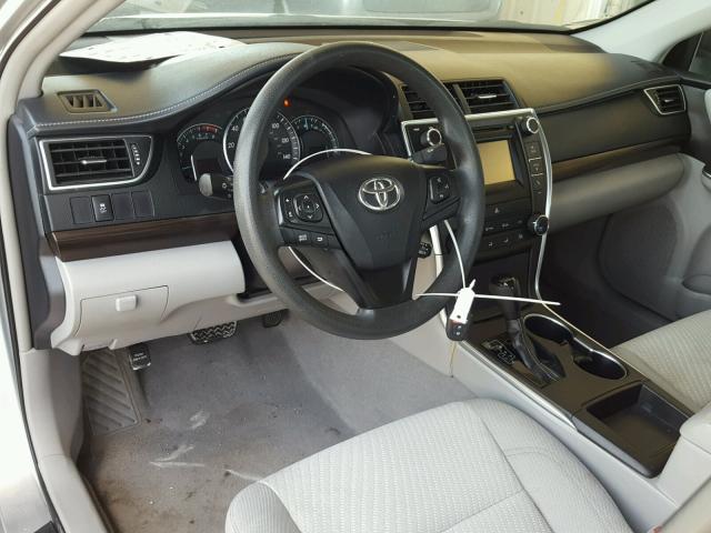 4T1BF1FK6FU986525 - 2015 TOYOTA CAMRY LE ვერცხლისფერი ფოტო 9