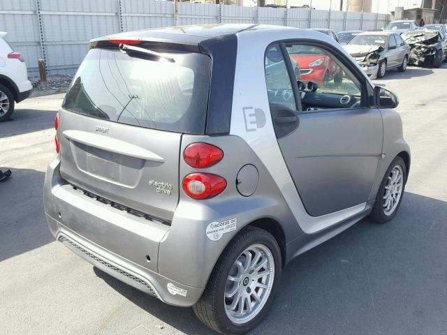 WMEEJ9AA4DK720668 - 2013 SMART FORTWO ELE 银色 照片 4