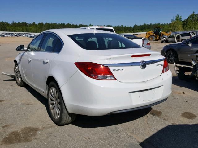 W04GN5EC6B1006814 - 2011 BUICK REGAL WHITE photo 3