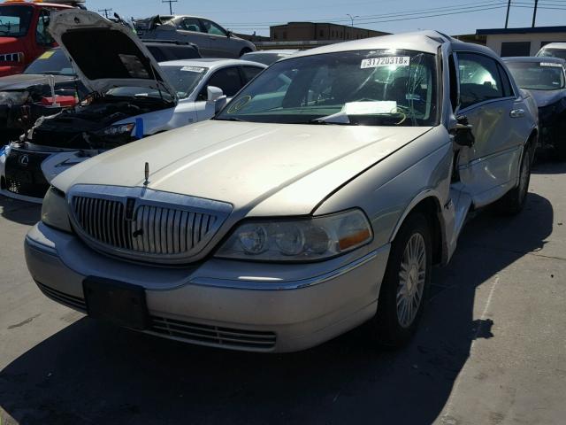 1LNHM82V76Y613124 - 2006 LINCOLN TOWN CAR S SILVER photo 2