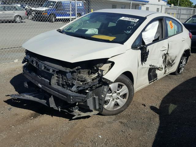 KNAFK4A60F5379542 - 2015 KIA FORTE LX WHITE photo 2