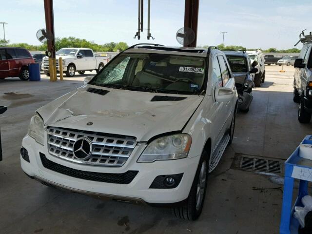 4JGBB8GB5AA531646 - 2010 MERCEDES-BENZ ML 350 4MA WHITE photo 2