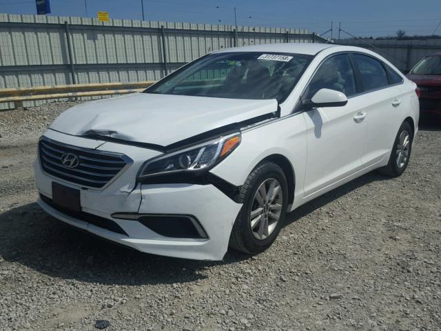 5NPE24AF3GH394794 - 2016 HYUNDAI SONATA SE WHITE photo 2