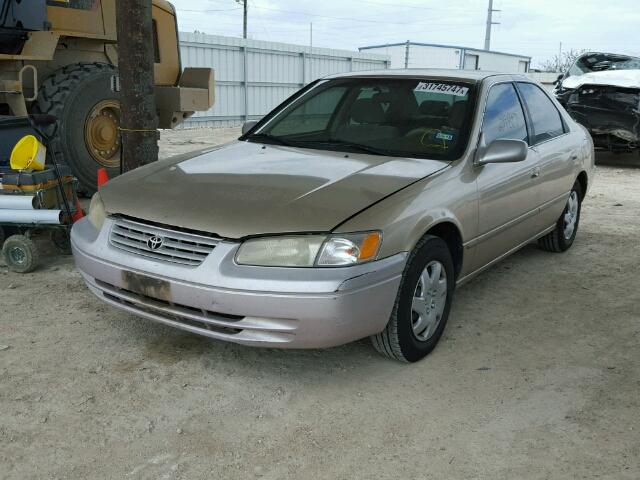 JT2BG22K1W0159366 - 1998 TOYOTA CAMRY CE TAN photo 2