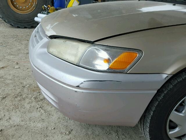 JT2BG22K1W0159366 - 1998 TOYOTA CAMRY CE TAN photo 9