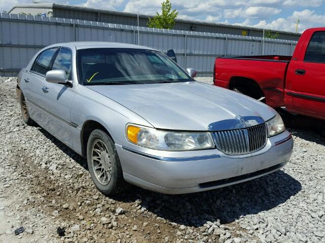 1LNHM82W31Y723072 - 2001 LINCOLN TOWN CAR S SILVER photo 1