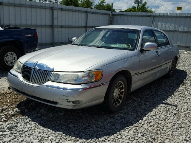 1LNHM82W31Y723072 - 2001 LINCOLN TOWN CAR S SILVER photo 2