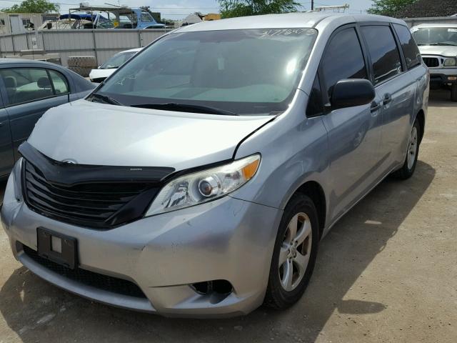 5TDZK3DC6DS299357 - 2013 TOYOTA SIENNA BAS SILVER photo 2