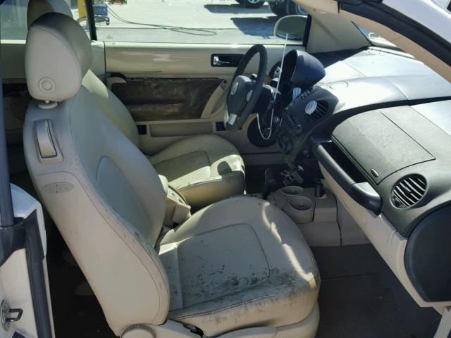 3VWCM21Y04M305631 - 2004 VOLKSWAGEN NEW BEETLE 奶油色 照片 5