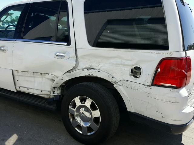 5LMFU27595LJ03198 - 2005 LINCOLN NAVIGATOR WHITE photo 9