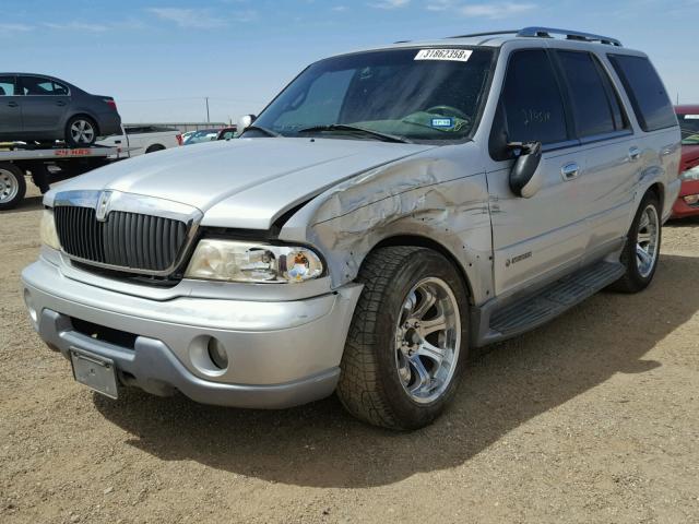 5LMRU27A0YLJ05923 - 2000 LINCOLN NAVIGATOR 银色 照片 2