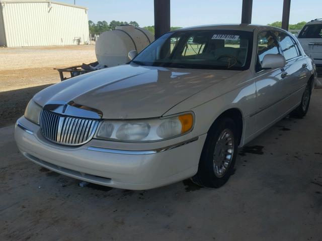 1LNHM83W0YY818780 - 2000 LINCOLN TOWN CAR C CREAM photo 2