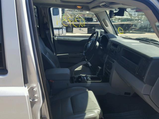 1J8HG48N06C351965 - 2006 JEEP COMMANDER SILVER photo 5