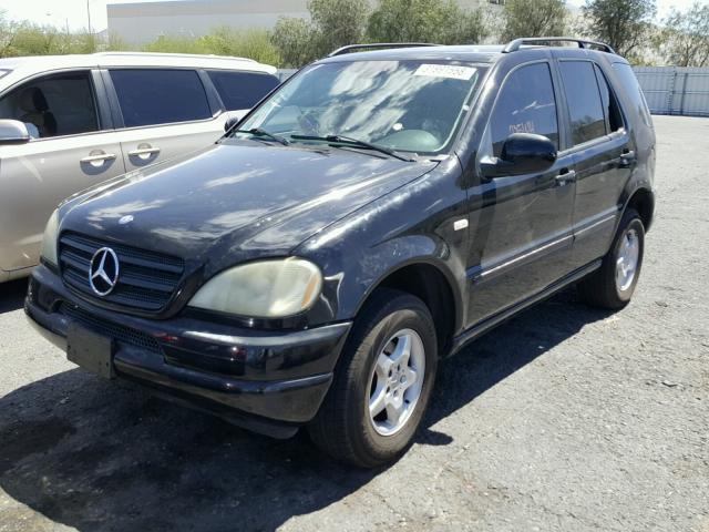 4JGAB54E41A288565 - 2001 MERCEDES-BENZ ML 320 BLACK photo 2