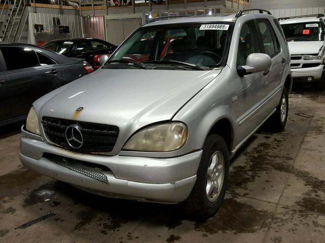 4JGAB54E1YA190863 - 2000 MERCEDES-BENZ ML 320 SILVER photo 2