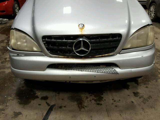 4JGAB54E1YA190863 - 2000 MERCEDES-BENZ ML 320 SILVER photo 9