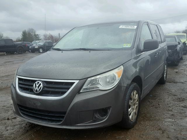 2V4RW4D19AR229452 - 2010 VOLKSWAGEN ROUTAN S GRAY photo 2