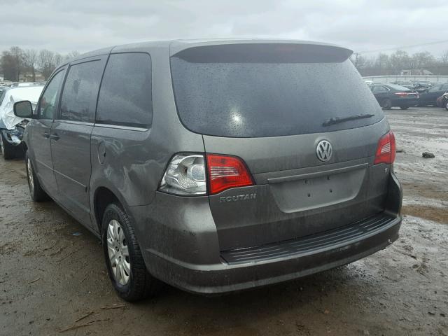 2V4RW4D19AR229452 - 2010 VOLKSWAGEN ROUTAN S GRAY photo 3