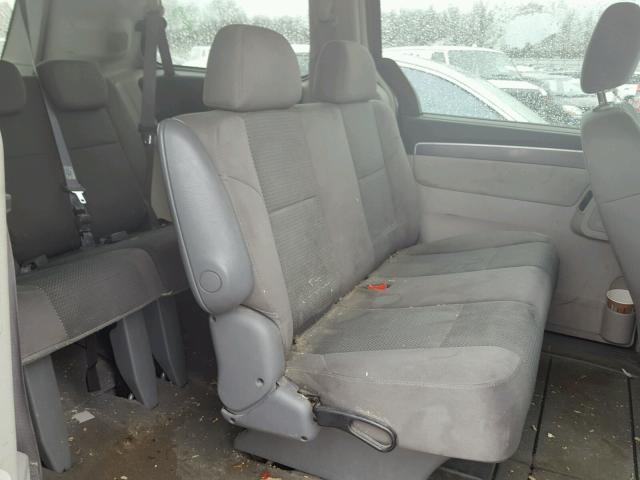 2V4RW4D19AR229452 - 2010 VOLKSWAGEN ROUTAN S GRAY photo 6