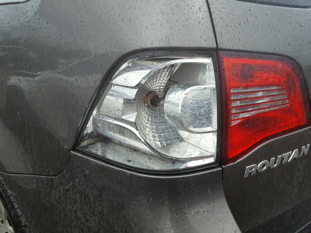 2V4RW4D19AR229452 - 2010 VOLKSWAGEN ROUTAN S GRAY photo 9