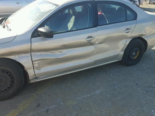 3VW2K7AJ7DM209190 - 2013 VOLKSWAGEN JETTA BASE 金色 照片 9