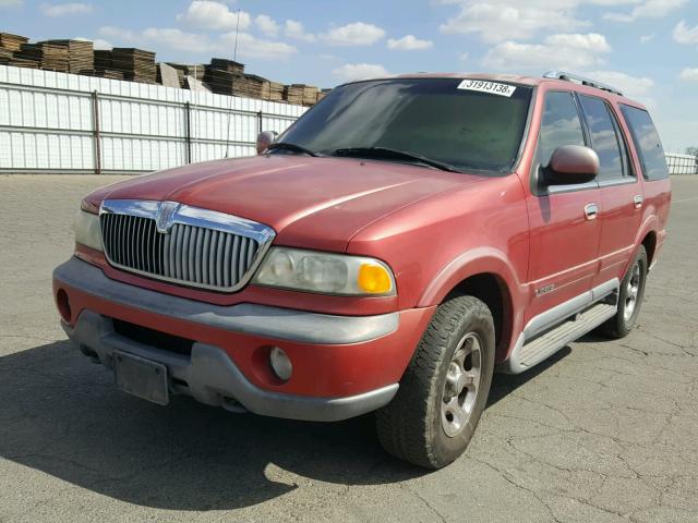 5LMFU28L7WLJ01870 - 1998 LINCOLN NAVIGATOR RED photo 2