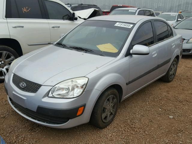 KNADE223196465402 - 2009 KIA RIO BASE GRAY photo 2