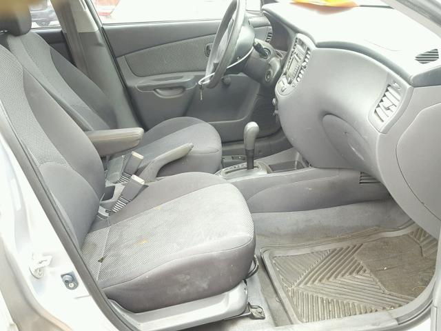 KNADE223196465402 - 2009 KIA RIO BASE GRAY photo 5