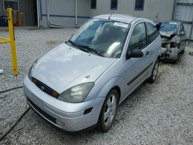 3FAFP31Z24R126117 - 2004 FORD FOCUS ZX3 SILVER photo 2