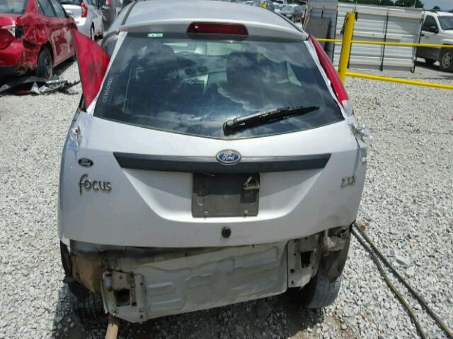 3FAFP31Z24R126117 - 2004 FORD FOCUS ZX3 SILVER photo 9