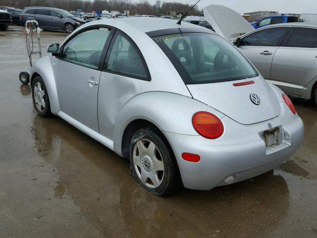 3VWDD21C9YM449127 - 2000 VOLKSWAGEN NEW BEETLE 银色 照片 3