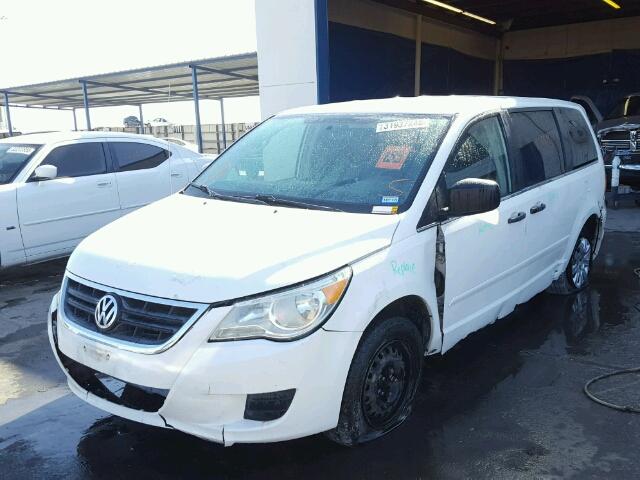 2V4RW4D11AR227341 - 2010 VOLKSWAGEN ROUTAN S WHITE photo 2